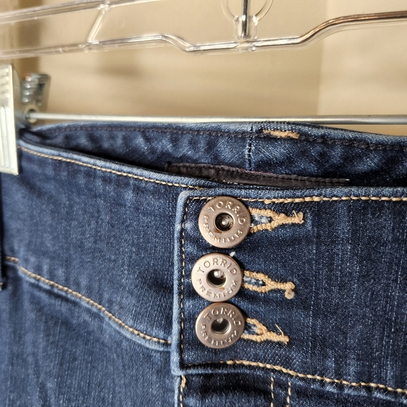 Torrid 26R Premium Stretch Medium wash button fly zipper hem jegging - Picture 4 of 7